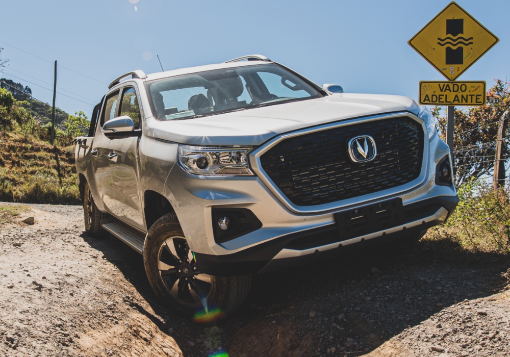 Camioneta Changan Hunter Plus en camino de tierra.