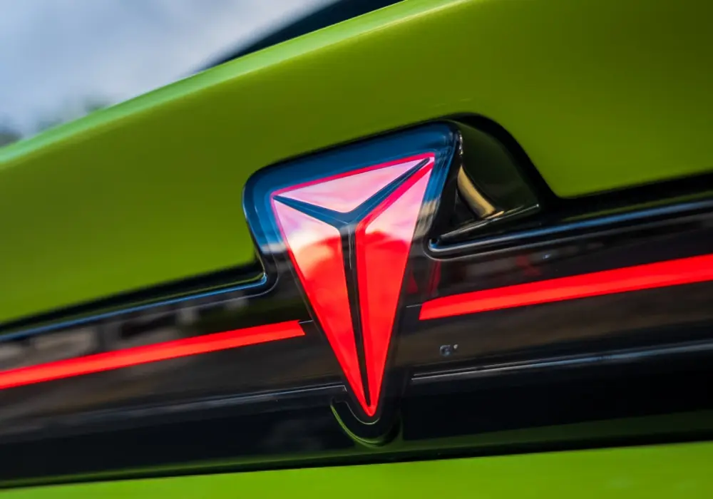 Primer plano del emblema trasero del Changan S07