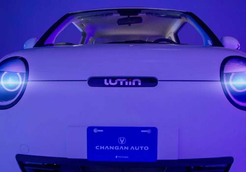 Vista frontal de cerca del carro eléctrico Changan Lumin.