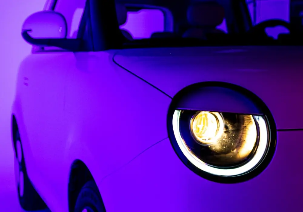 Primer plano del faro de luz LED de un carro eléctrico Changan Lumin.