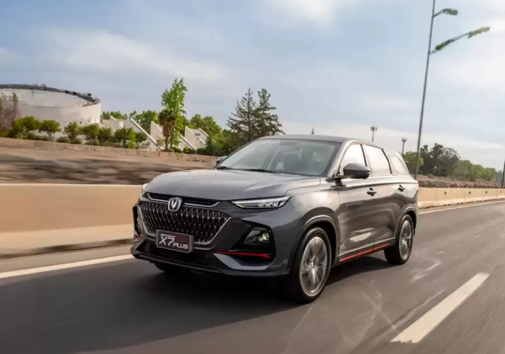 Carro familiar grande Changan X7 Plus color gris oscuro