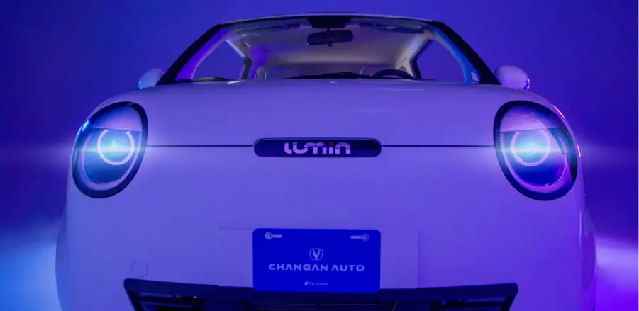 Changan Lumin, carro eléctrico, con luces delanteras encendidas.