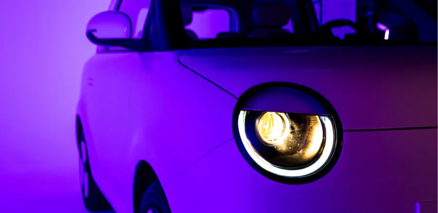 Parte frontal de carro eléctrico Changan Lumin con luz encendida.
